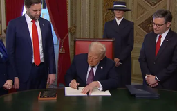 Hình ảnh đầu tiên của Trump khi trở lại Phòng Bầu dục