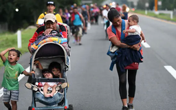 Ông Trump bị kiện vì xóa quyền công dân theo nơi sinh