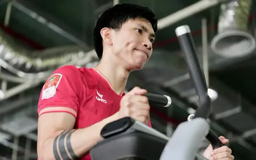 Đoàn Văn Hậu xuất hiện với cái chân nẹp kín
