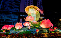 Tượng Rắn mặc khăn rằn, nón lá tại Đường hoa Nguyễn Huệ