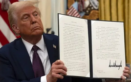 Tổng thống Trump ký sắc lệnh áp thuế mới gây tranh cãi