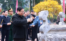 Thủ tướng dâng hương tưởng nhớ Chủ tịch Hồ Chí Minh tại Cao Bằng