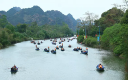 Khai hội chùa Hương đón hàng nghìn du khách