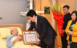 Trao Huy hiệu 65 năm tuổi Đảng tặng nguyên Chủ tịch nước Trần Đức Lương