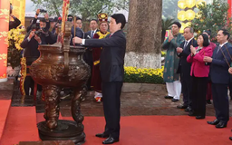 Chủ tịch nước dâng hương khai Xuân tại Hoàng thành Thăng Long
