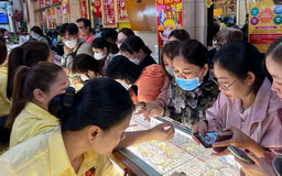 Xếp hàng từ sáng sớm mua vàng ngày vía Thần Tài