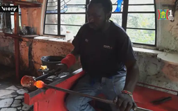 Chế tạo tác phẩm nghệ thuật từ thủy tinh phế liệu