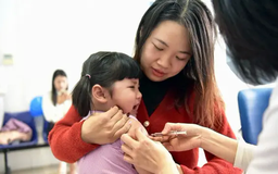 Triển khai tiêm vaccine sởi cho trẻ dưới 9 tháng tuổi