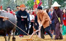 Chủ tịch nước dự lễ mở cửa tháp và xuống đồng cày ruộng