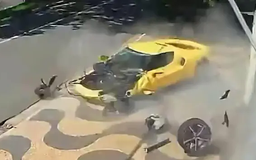 Đâm vào tường, siêu xe Ferrari vỡ nát phần đầu