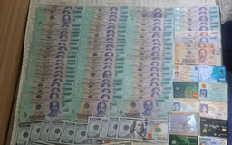 Khách đi tàu bỏ quên túi chứa 37 triệu đồng, 1.300 USD