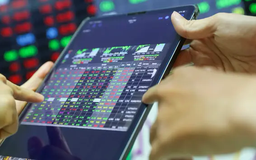 VN-Index giữ vững mốc 1.300 điểm