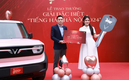 Thí sinh giải Đặc biệt Tiếng hát Hà Nội nhận giải thưởng