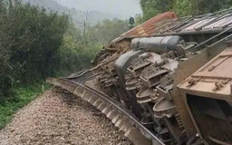 Tàu hàng lật nghiêng khỏi đường ray do đâm phải ô tô