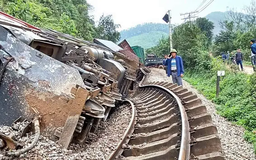 Đâm xe tải, tàu hàng lật khỏi đường ray