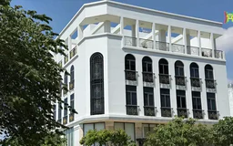 Công ty Chị Em Rọt cửa đóng, then cài