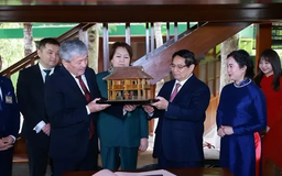 Thủ tướng Việt Nam và Kyrgyzstan thăm Khu di tích Bác Hồ