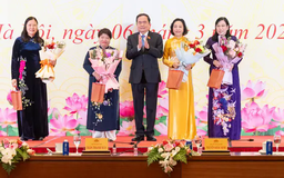 Chủ tịch Quốc hội chúc mừng nữ đại biểu Quốc hội