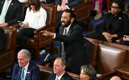 Nghị sĩ phản đối ông Trump bị khiển trách