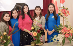 Phụ nữ Việt Nam tại Osaka thi cắm hoa chào mừng 8/3