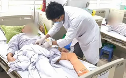 Người đàn ông hoại tử cẳng chân sau khi bị ngã
