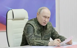Tổng thống Putin mặc quân phục, xuất hiện tại điểm nóng Kursk