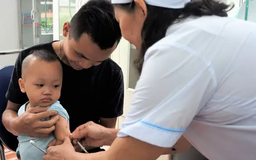 Tổ chức chiến dịch tiêm vắc xin trên toàn quốc