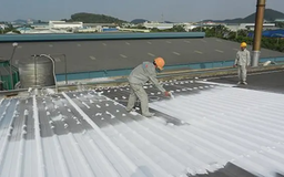 Ấn Độ: Sơn trắng mái nhà để chống nắng nóng