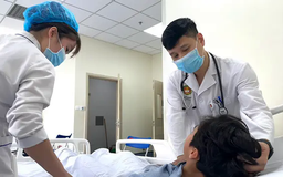 Cấp cứu thành công bé trai 13 tuổi đột quỵ não