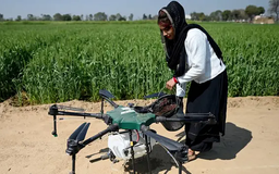 Phụ nữ Ấn Độ điều khiển drone, phá bỏ định kiến giới