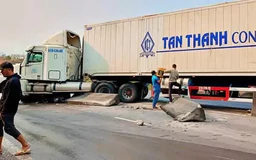 Tai nạn xe container làm Quốc lộ 1A ùn tắc kéo dài