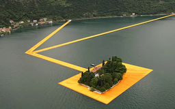 Cầu phao nổi trên hồ Iseo, Italia thu hút du khách
