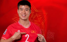 Duy Mạnh được vinh danh trước trận đấu với Lào