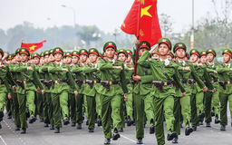 'Vượt nắng thắng mưa' trên thao trường cho lễ diễu binh 30/4