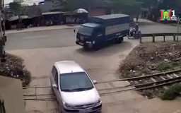 Lý giải về sự cố barie đường sắt tự mở
