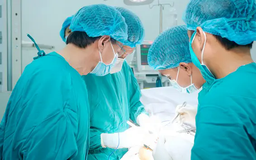 Người cao tuổi đi lại được nhờ thay khớp nội soi