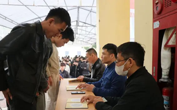 Lao động chen chân nộp hồ sơ thi tiếng Hàn