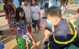 Nghĩa cử ấm lòng của đoàn cứu trợ Việt Nam tại Myanmar
