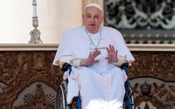 Giáo hoàng Francis lần đầu xuất hiện sau khi xuất viện