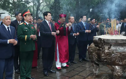 Chủ tịch nước dâng hương tri ân công đức các Vua Hùng