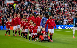 Cậu bé 7 tuổi đi vào lịch sử Manchester United