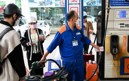 Giá xăng giảm gần 2.000 đồng/lít