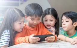 Làm sao để trẻ sử dụng điện thoại đúng cách? | Vì trẻ em | 10/04/2024