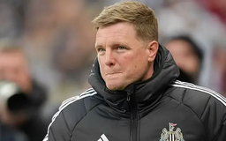 Newcastle đấu Man United mà không có HLV Eddie Howe
