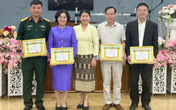 Tỉnh Hủa Phăn (Lào) tặng giấy khen cho bệnh viện An Việt
