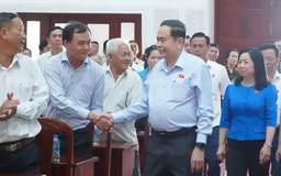 Chủ tịch Quốc hội tiếp xúc cử tri tại Hậu Giang