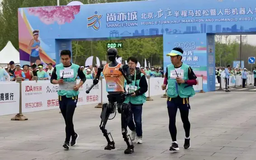 Trung Quốc tổ chức giải bán marathon giữa robot và con người