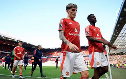 Manchester United chính thức trụ hạng