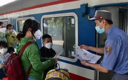 Tàu xe 'cháy vé' dịp nghỉ lễ 30/4 - 1/5