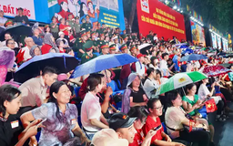 'Biển người' đội mưa xem sơ duyệt diễu binh ở TP.HCM